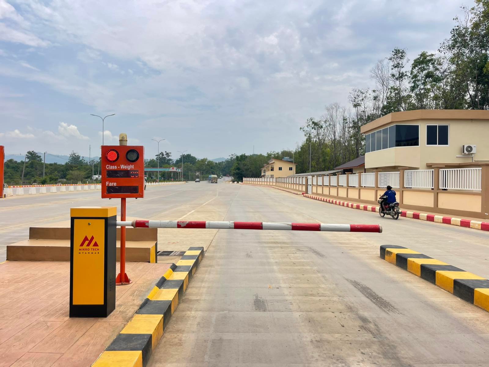 Automatic barrier and fare indicator at a toll lane